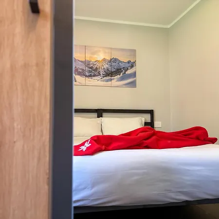 Skinest - Next To The Lifts *