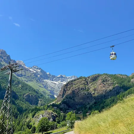 Skinest - Next To The Lifts